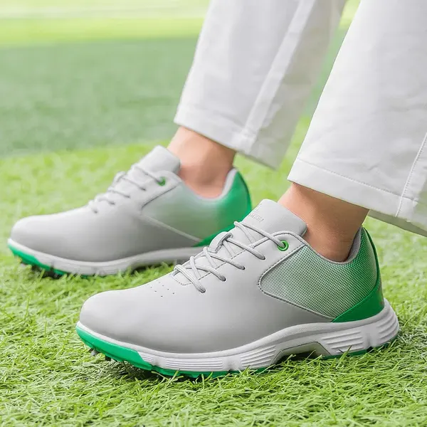 Spiked golf shoe