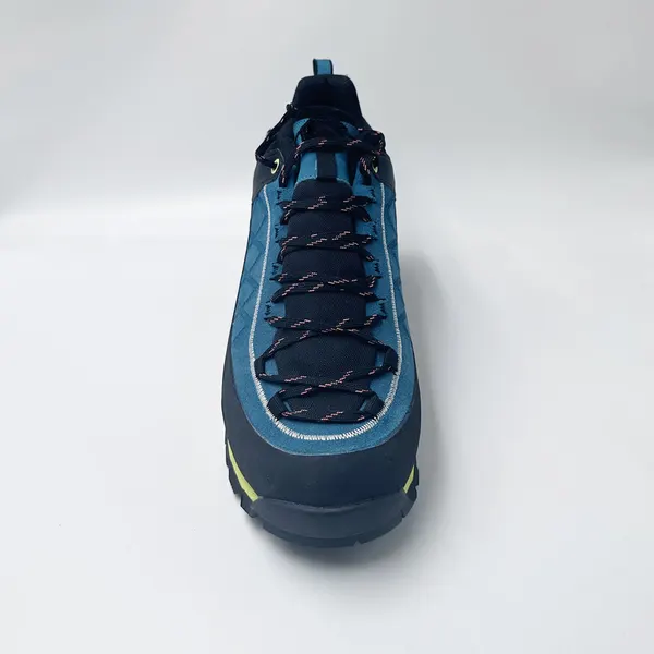 Low approach shoe, navy and blue
