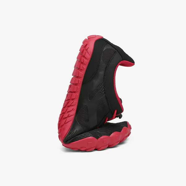 Barefoot trail trainer, black and red