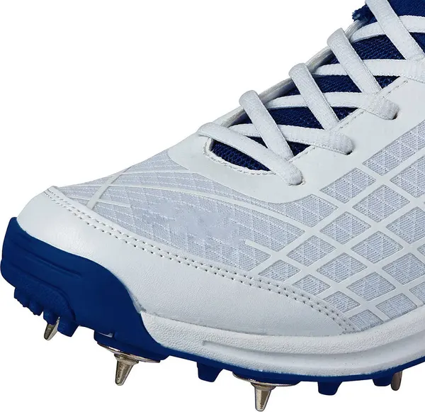 Spiked cricket shoe, white and navy