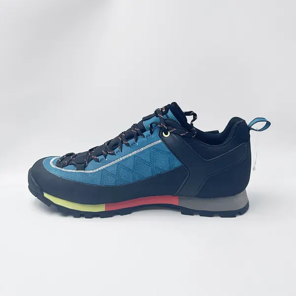 Low approach shoe, navy and blue