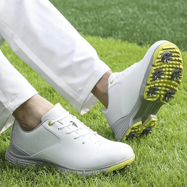 Spiked golf shoe