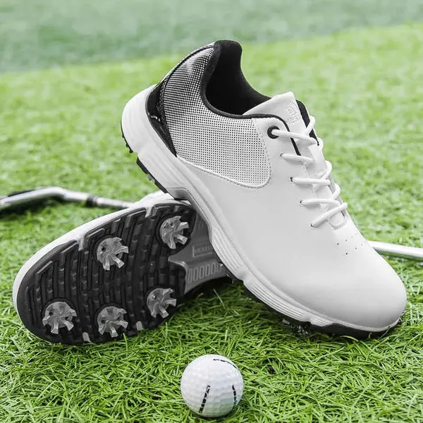 Spiked golf shoe