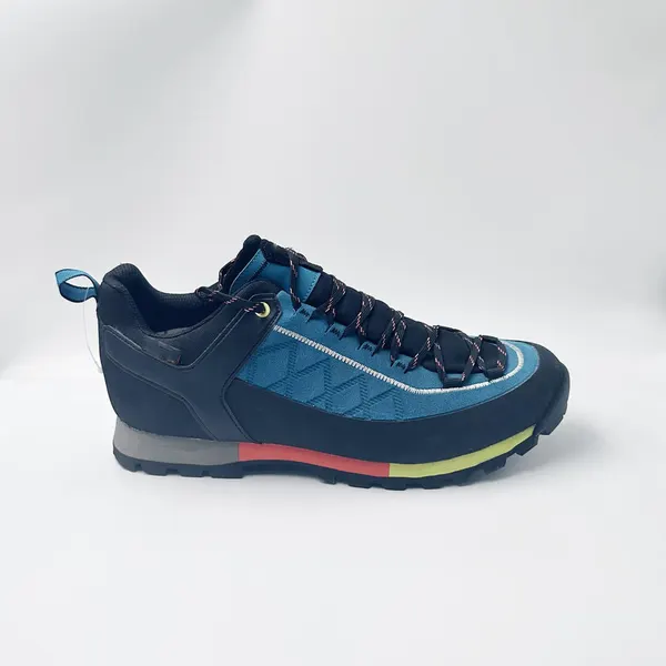 Low approach shoe, navy and blue